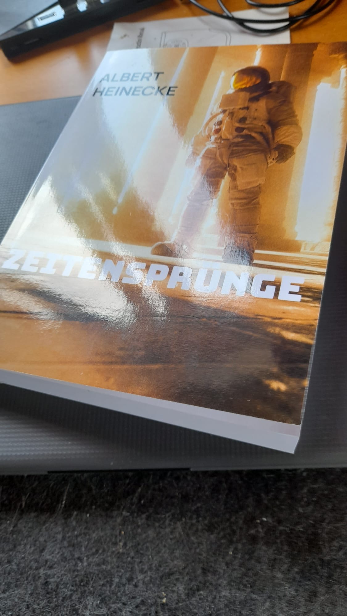 Das Taschenbuch Zeitensprünge von Albert Heinecke, wie es auf dem Tisch liegt